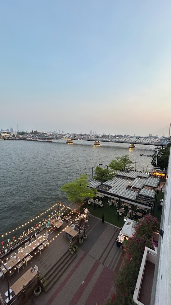ホテルのベランダからみたチャオプラヤー川の景色